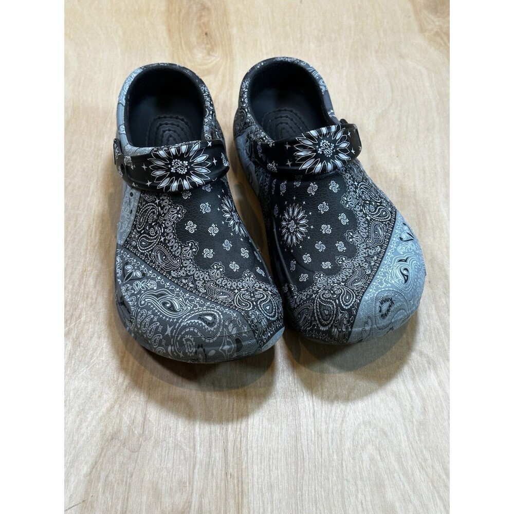 Crocs Bistro Graphic Clogs Men 7 Women 9 Black Gray Bandana Paisley Slip On Mule